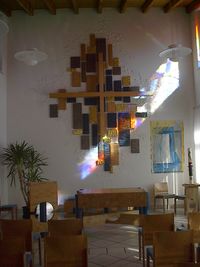 Kirche Altarraum mit Kreuz und Altar